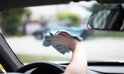 Come rimuovere la tinta del finestrino dell'auto: una guida completa per i proprietari di auto