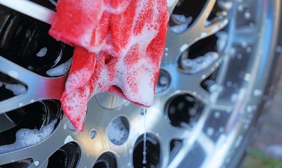 Come pulire i pneumatici per auto a casa?